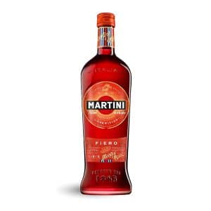 Botella Martini Fiero vermut rojo 75 cl sobre fondo blanco
