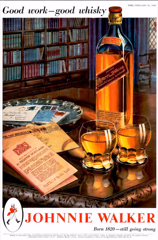 Anuncio vintage de Johnnie Walker con botella de whisky, vasos y una mesa en una biblioteca clásica