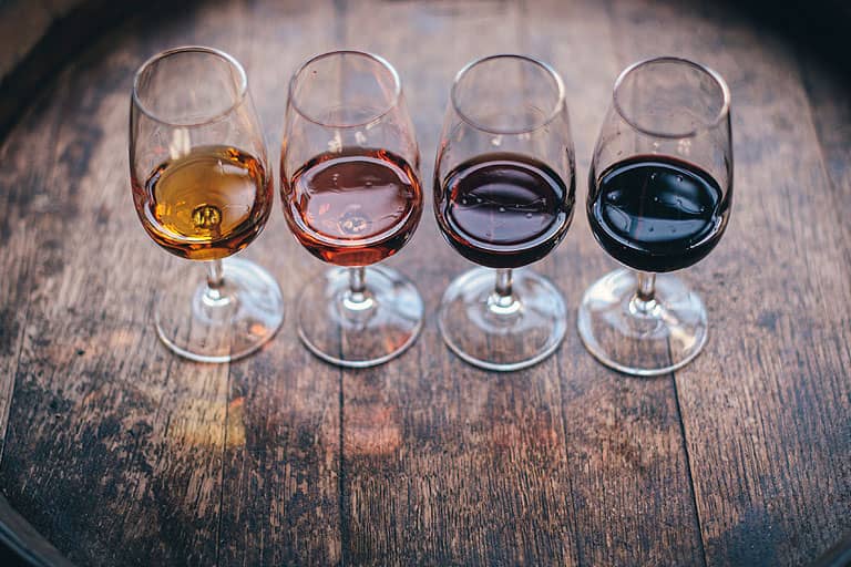 Aprende a disfrutar lo máximo posible de tu bebida favorita con esta guía de cata de vinos para principiantes que puedes poner en práctica en casa.