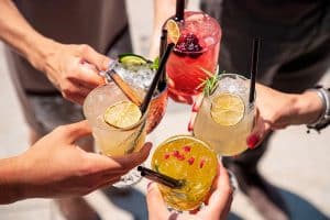 Los mejores cocktails refrescantes con vodka Premium con tus amigos con estas combinaciones que te proponemos