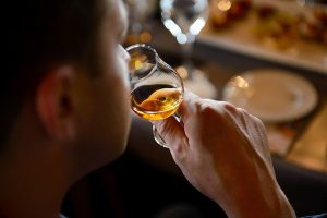 Aprende a degustar y apreciar el whisky, descubre todos sus matices y escoge los mejores vasos y maridajes, para una cata perfecta.