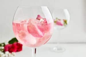 La tendencia de la ginebra rosa y por qué es cada vez solicitada por más gente