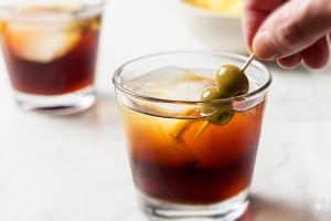Ingredientes y proceso para hacer vermouth casero en casa.