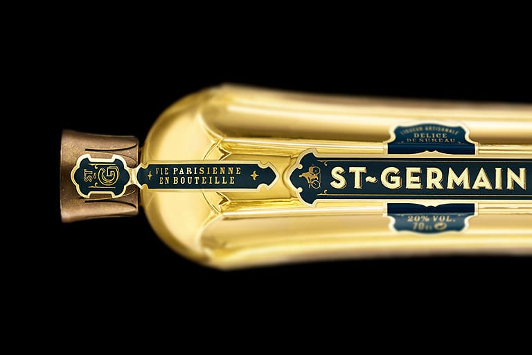 Botella de licor de hierbas, símbolo de tradición y creatividad.