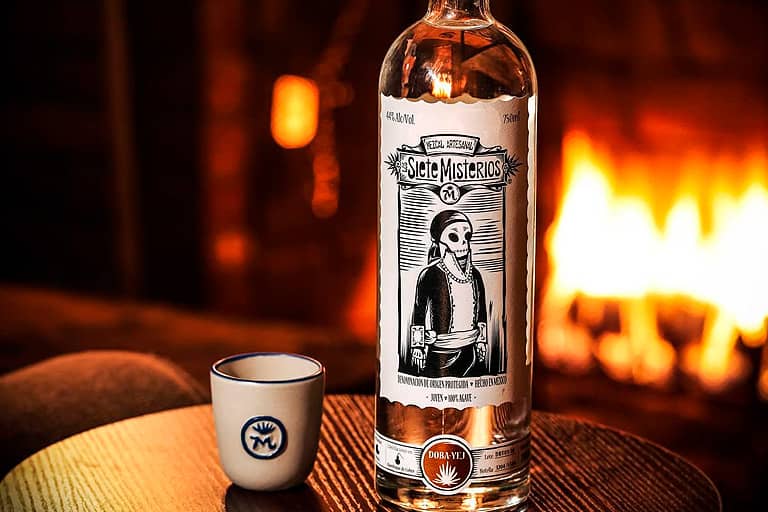 Descubre todo sobre el mezcal, su historia y tradición, sus variedades y qué lo diferencia realmente del tequila.