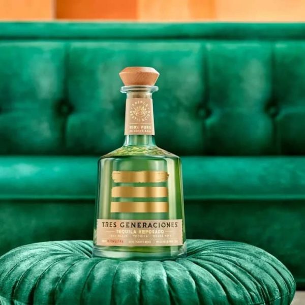 Tequila Tres Generaciones Reposado sobre un elegante fondo verde.