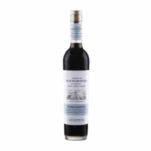 Botella de vino dulce Pedro Ximénez Torre de Macharnudo de Harveys sobre fondo blanco, vista frontal.