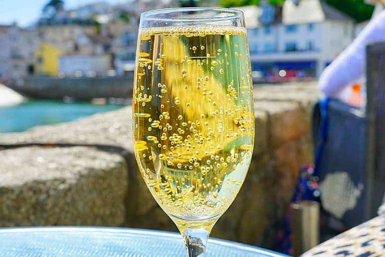 Los secretos de los vinos espumosos, qué los hace tan especiales y cómo disfrutar de una experiencia perfecta con ellos.